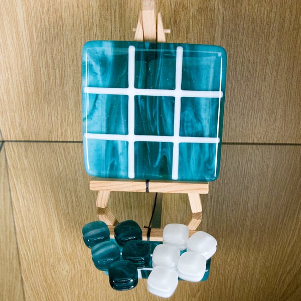 Streaky Blue & White Tic Tac Toe - OXO Game in Fused Glass - 8047