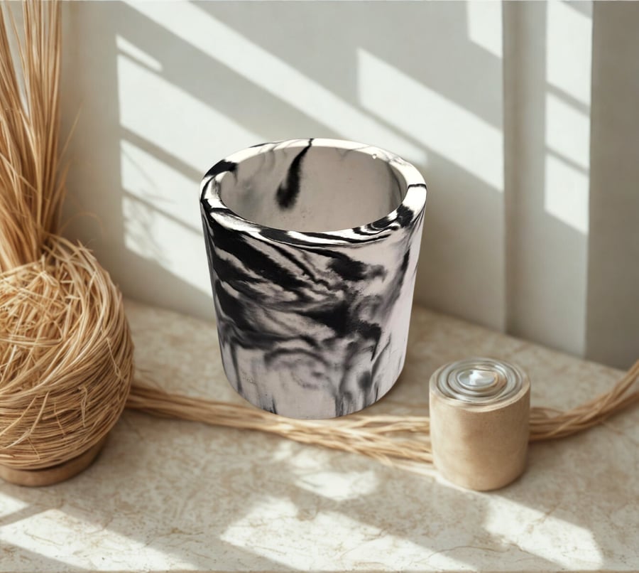 Black&White Multi-Use Holder