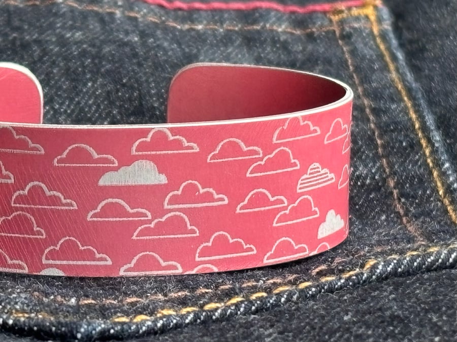 Cloud pattern cuff bracelet pink