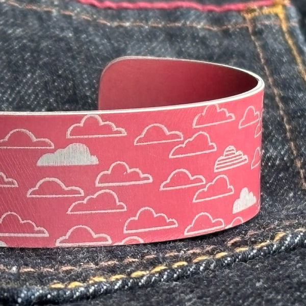 Cloud pattern cuff bracelet pink