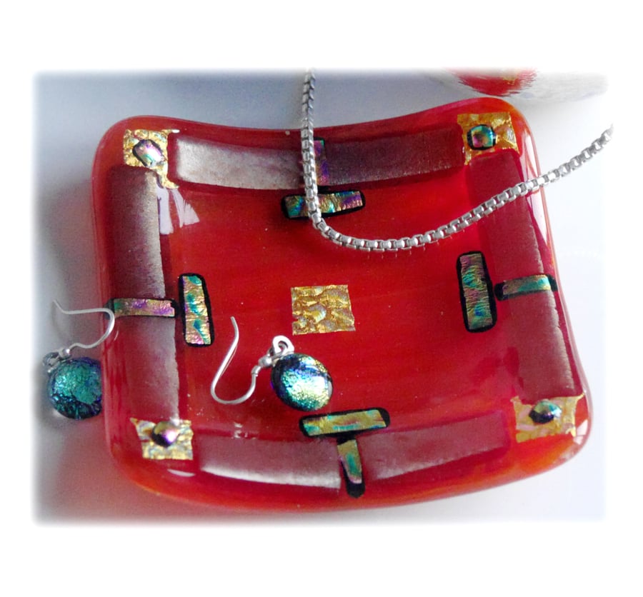 Fused Glass Trinket Dish 9cm Red Gold Bordered Dichroic 034