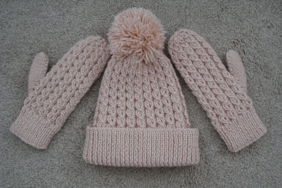 Sparkly Peach Set Of Hat And Mittens With Cable Pattern And Bobble (R391P)