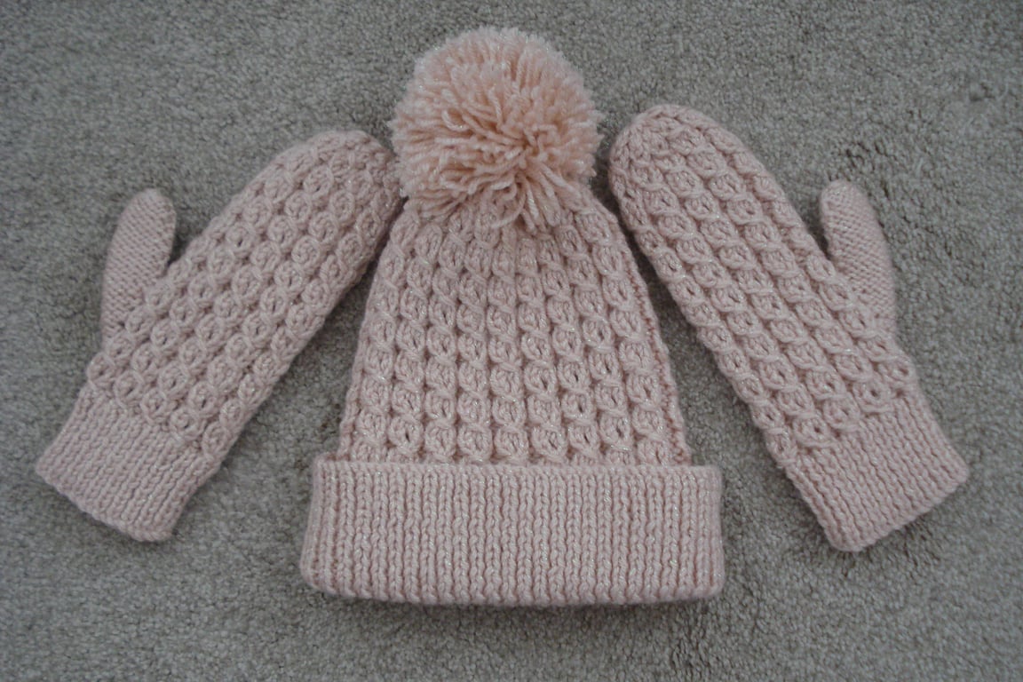 Sparkly Peach Set Of Hat And Mittens With Cable Pattern And Bobble (R391P)