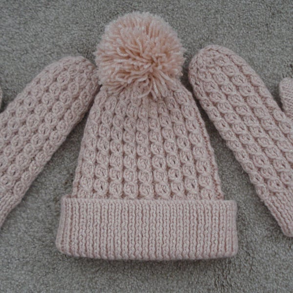 Sparkly Peach Set Of Hat And Mittens With Cable Pattern And Bobble (R391P)
