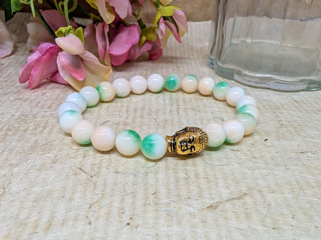 Off-white jade elastic bracelet with gold-coloured Buddha bead