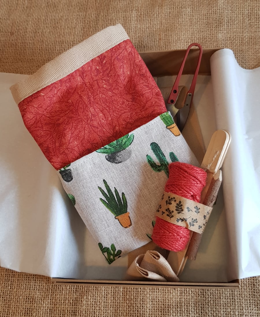 Garden apron gift set: cacti red
