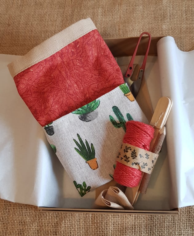 Garden apron gift set: cacti red