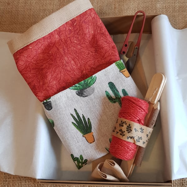Garden apron gift set: cacti red