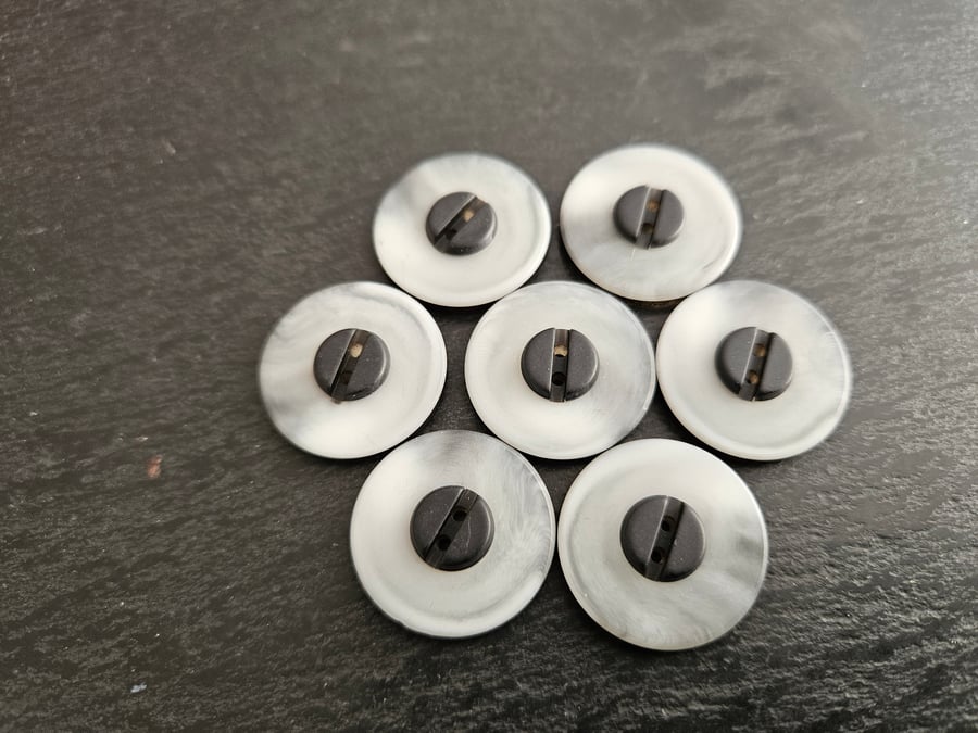 22.4mm 36L Grey polyester horn with raised black centre and edge