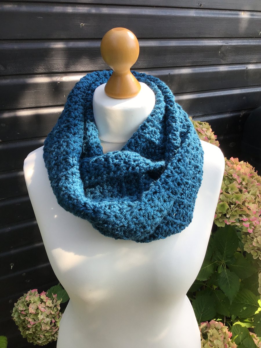  Chunky crocheted infinity scarf in acrylic and Merino wool