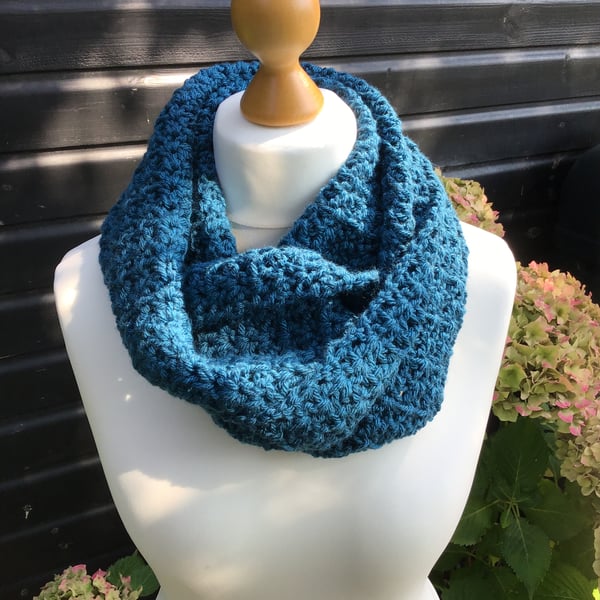  Chunky crocheted infinity scarf in acrylic and Merino wool