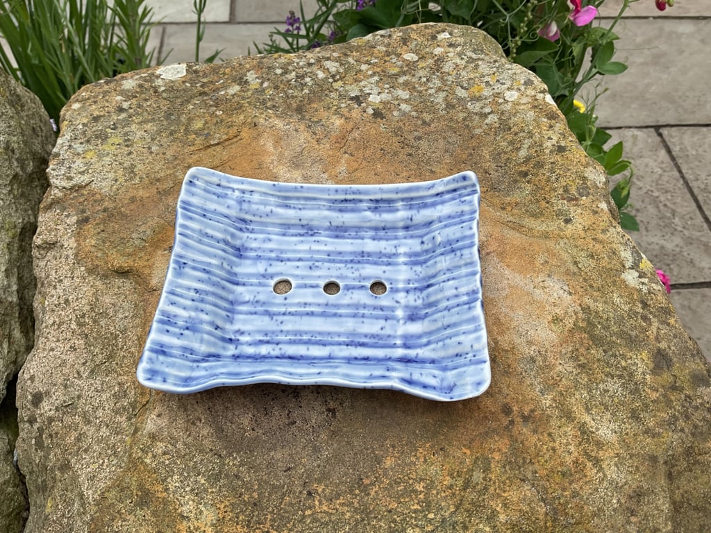 Ridged soap dish