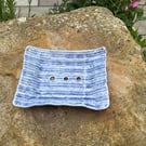 Ceramic soap dish with ridges