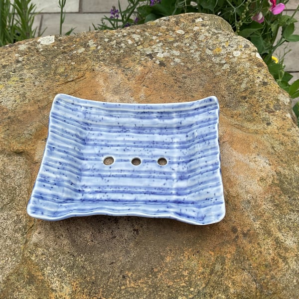 Ridged soap dish