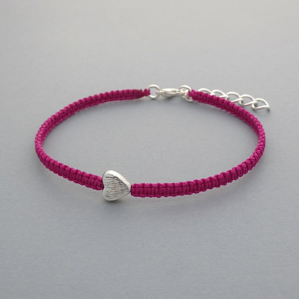 Magenta 7.25" macrame adjustable bracelet for adults. Ref: 430