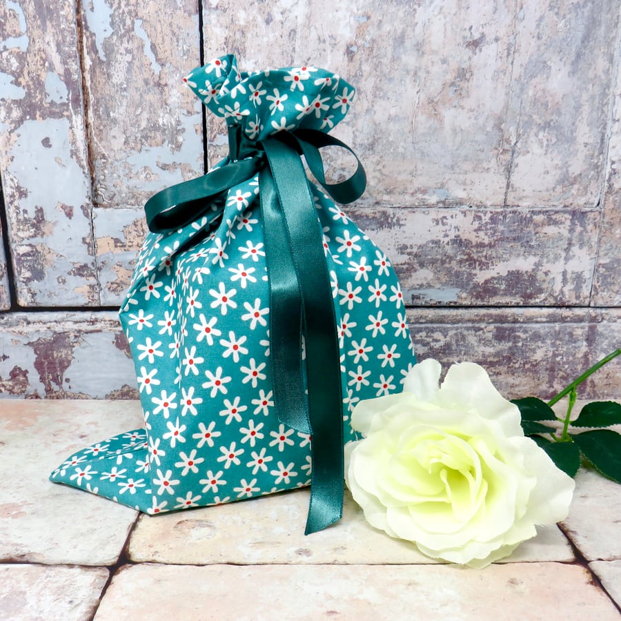Set of 4 daisy print gift bags