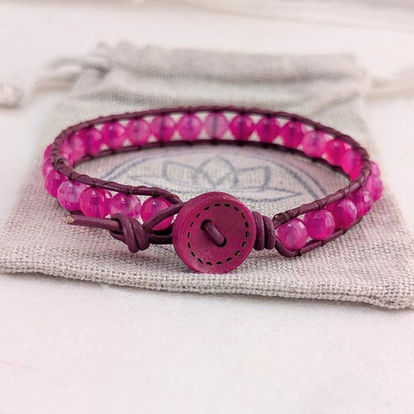 Hot pink agate and leather bracelet with wooden button fastener 
