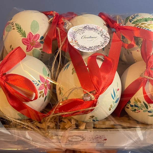 6 Hertiage Style Baubles