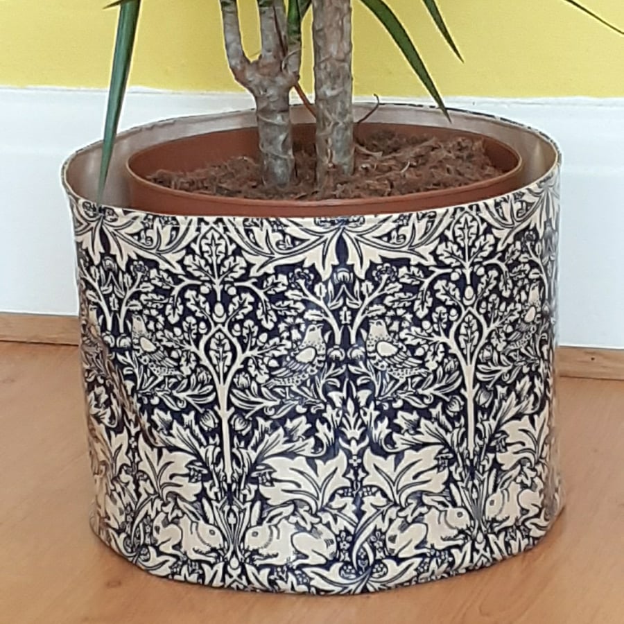 10 inch William Morris Brer Rabbit plant pot