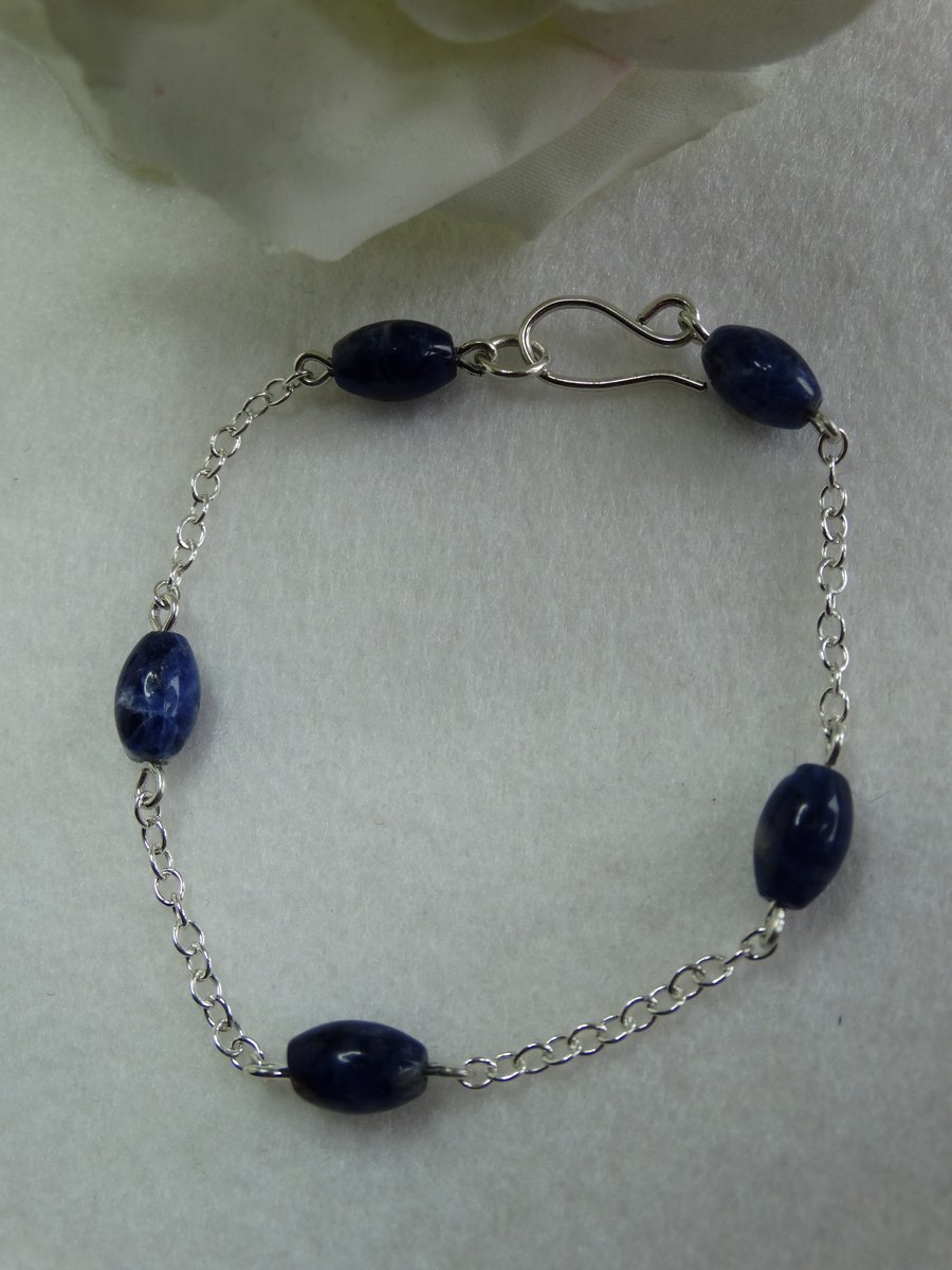 Sodalite bead and chain bracelet
