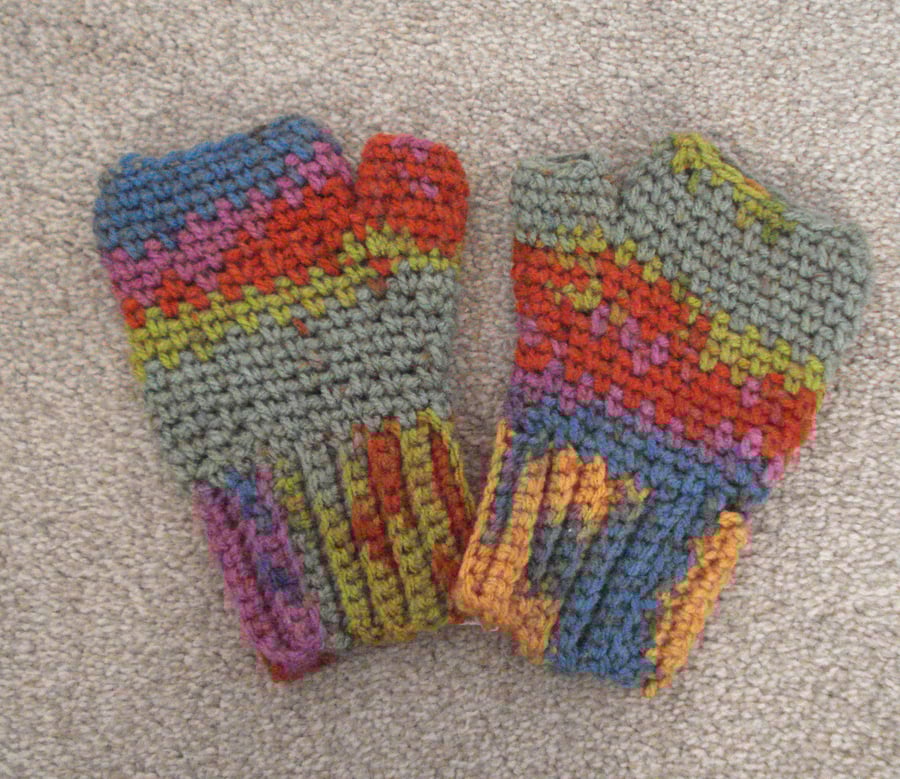 Crochet Fingerless Gloves In A Multi Yarn (R138)