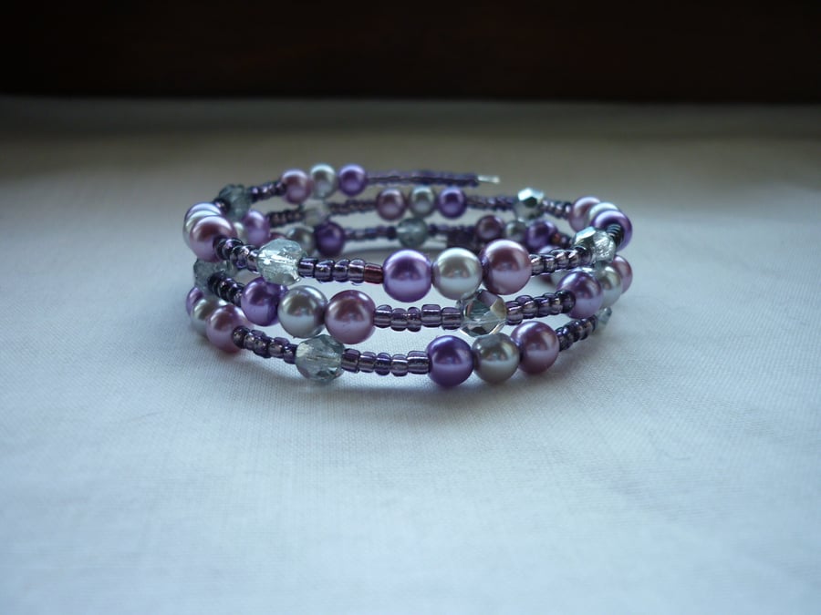 MAUVE, PURPLE, GREY AND SILVER MEMORY WIRE BRACELET.  871