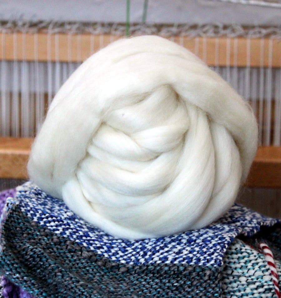 White Falkland Wool Combed Top 100g  Undyed 