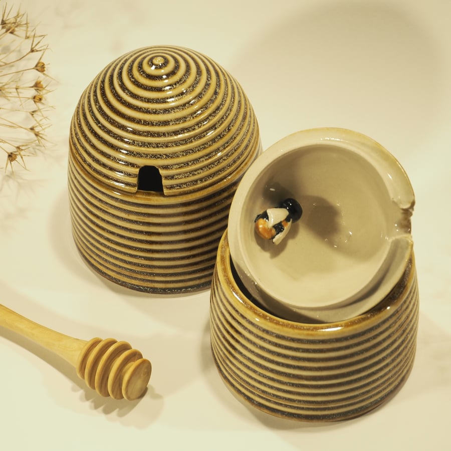 Pottery Beehive Honey Pot , with bee inside (I1&2)