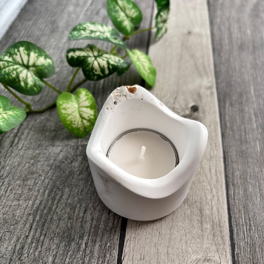 White Wavy Crown Tealight Holder with Gold Mica Flakes – White Eco-Resin 