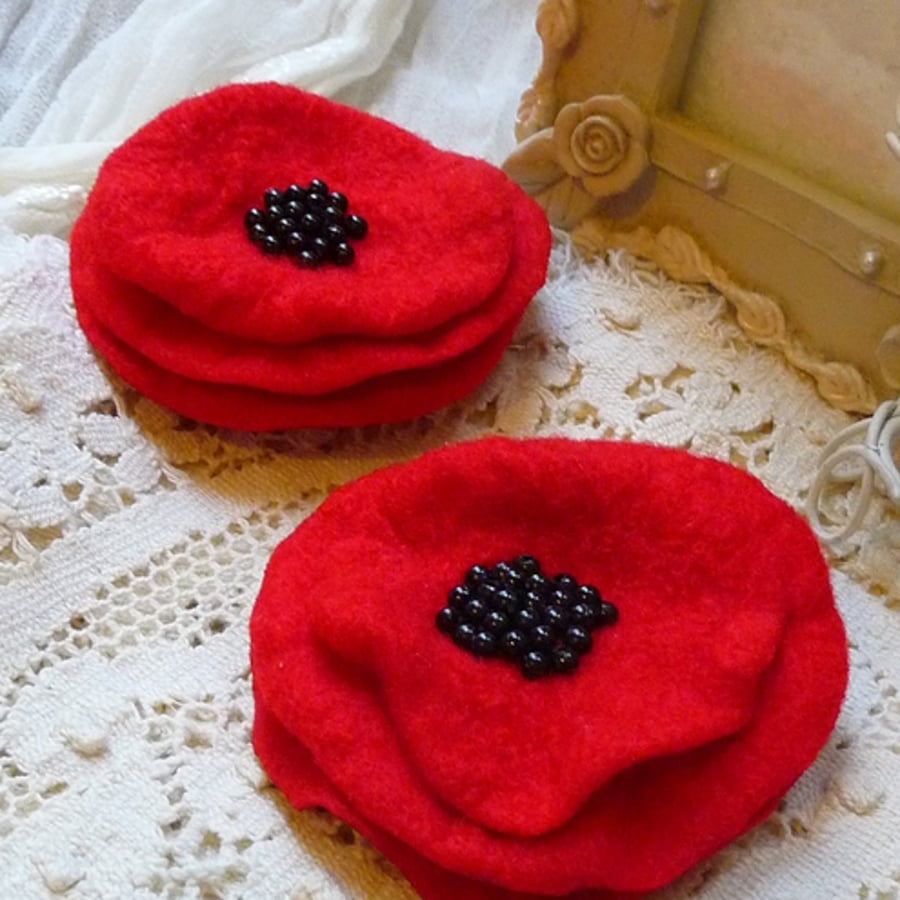 FY032 - A PAIR OF RED POPPY HAIR CLIPS