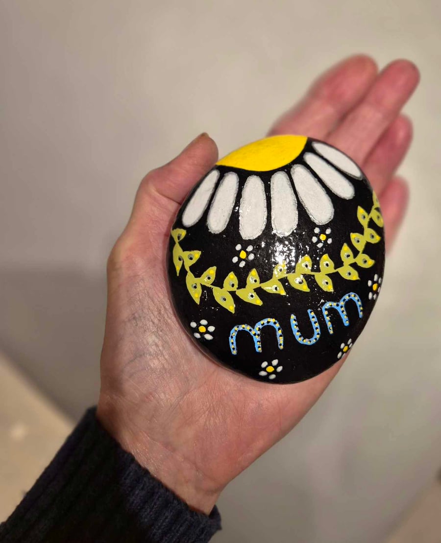 Hand painted Mum pebble rock stone with daisy design