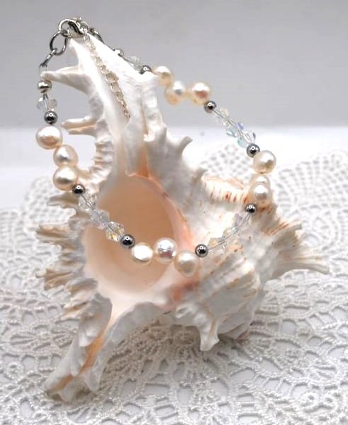 Freshwater Pearls and Rhinestone Crystal Bead Bracelet. Free UK Postage