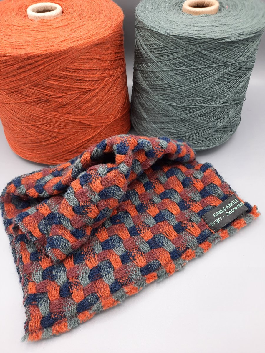 Cheerful chubby cowl with a twist - Anokhi