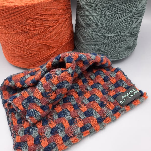 Cheerful chubby cowl with a twist - Anokhi