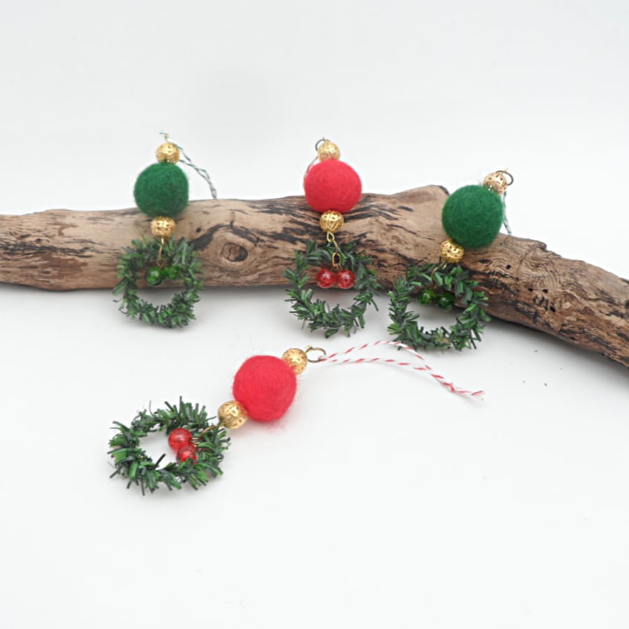 Set of 4 Christmas tree decorations, felted ball, bead and wreath (gold)