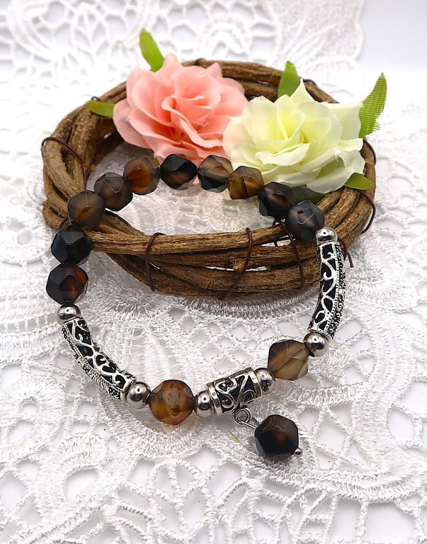 Natural Banded Faceted Agate Bead Stretch Bracelet. 