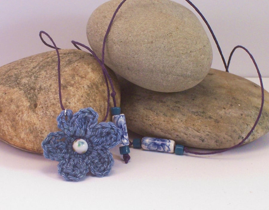 Crochet flower blossom necklace - Melody