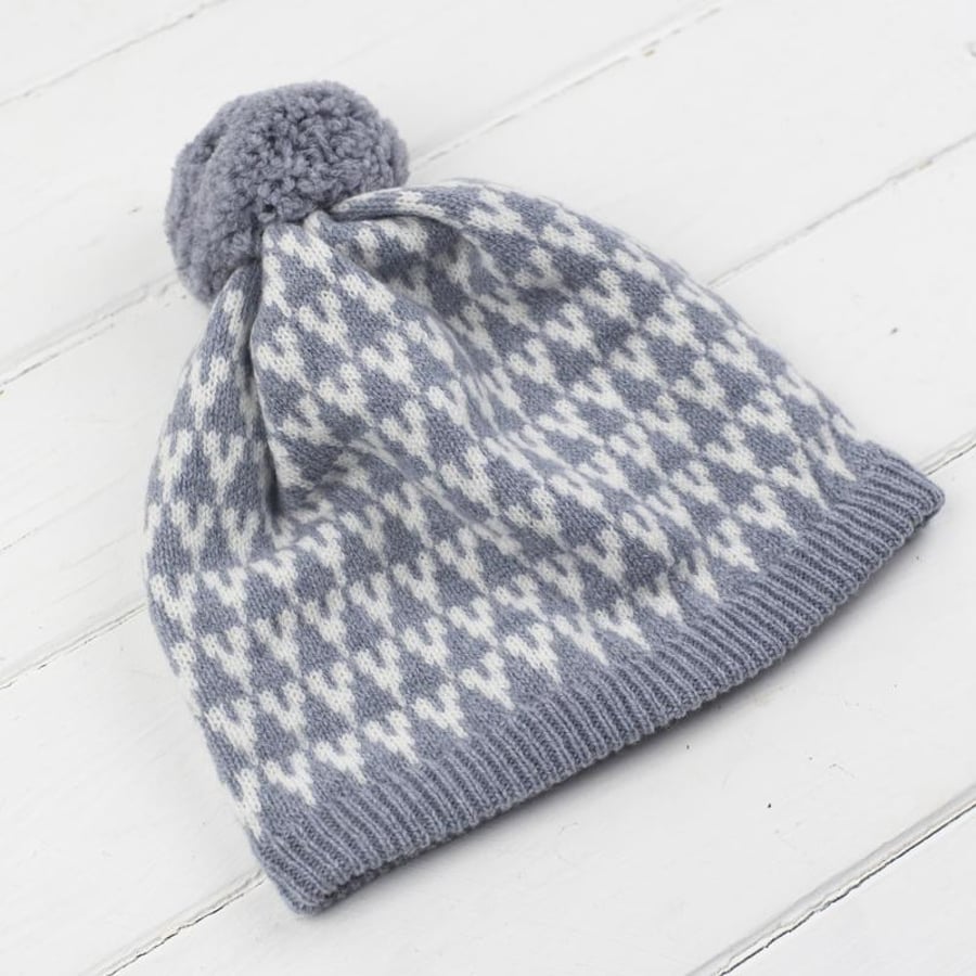 PERFECTLY IMPERFECT Arrow pom pom hat - seal and white
