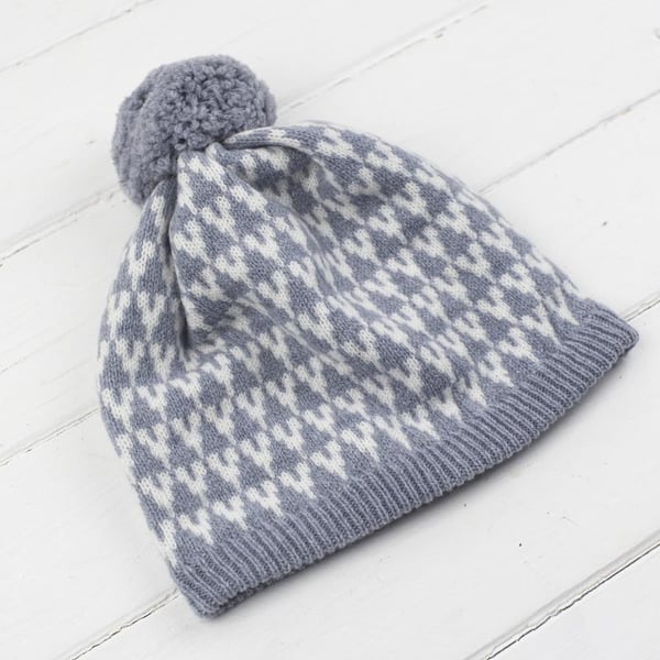 PERFECTLY IMPERFECT Arrow pom pom hat - seal and white