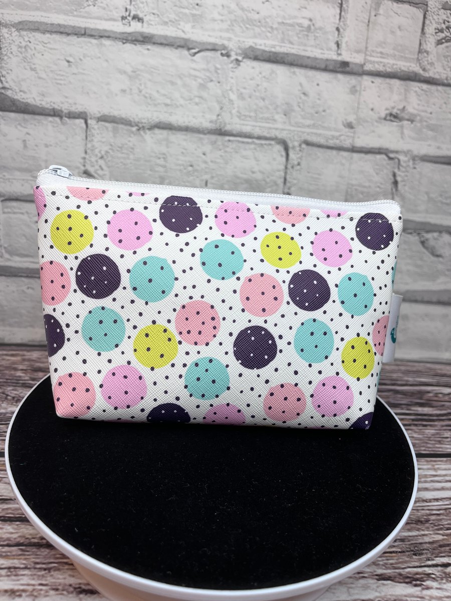 Cosmetic pouch in faux leather vinyl