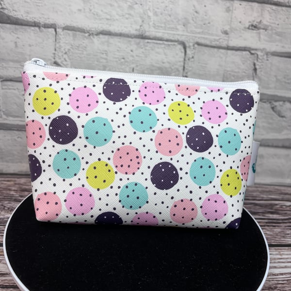 Cosmetic pouch in faux leather vinyl