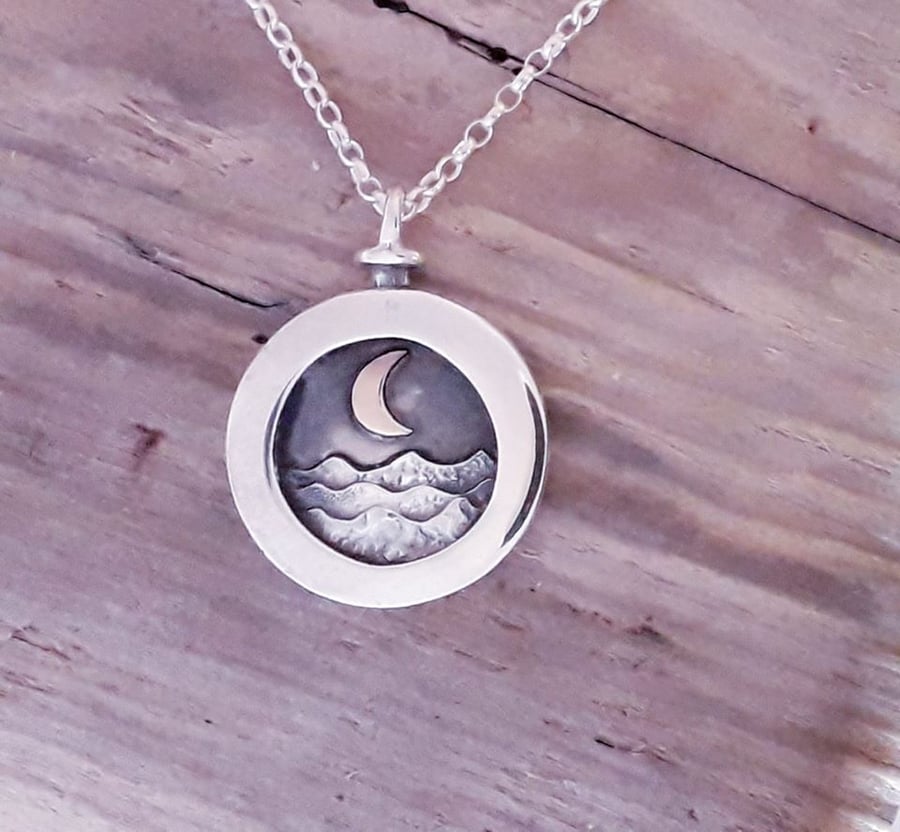 Moonlit seas Pendant with 9 ct moon "mini"