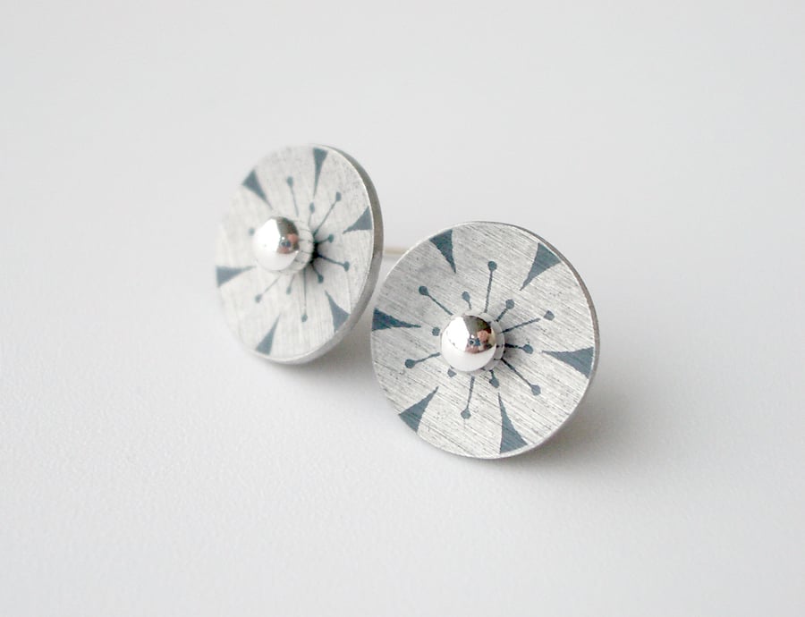 Flower circle studs earrings in black and silver