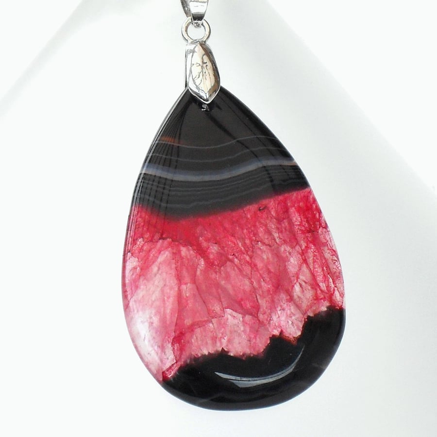 Gemstone pendant necklace - red and black agate 