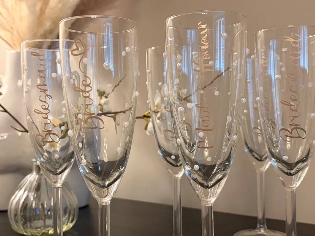 Set of 6 Personalised Pearl Champagne Flutes - Bride & Bridesmaid Hen Party Gift