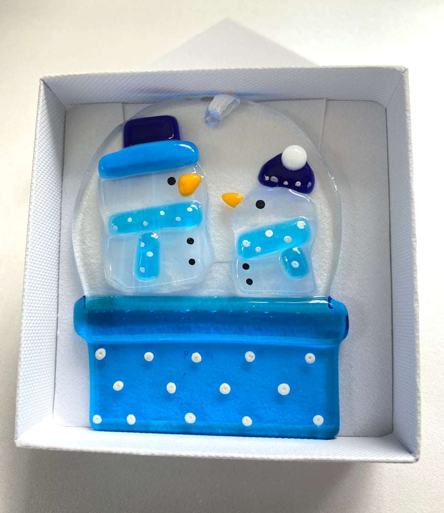 Fused glass snowmen in snowglobe 