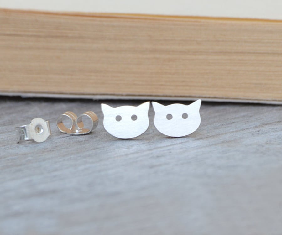 kitty cat earring studs in sterling silver