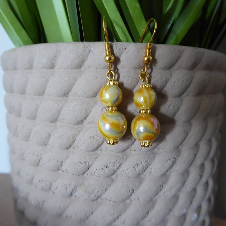 MUSTARD COLOUR MARBLED PEARL GOLD PLATED HOOK DANGLE EARRINGS  4cm DROP