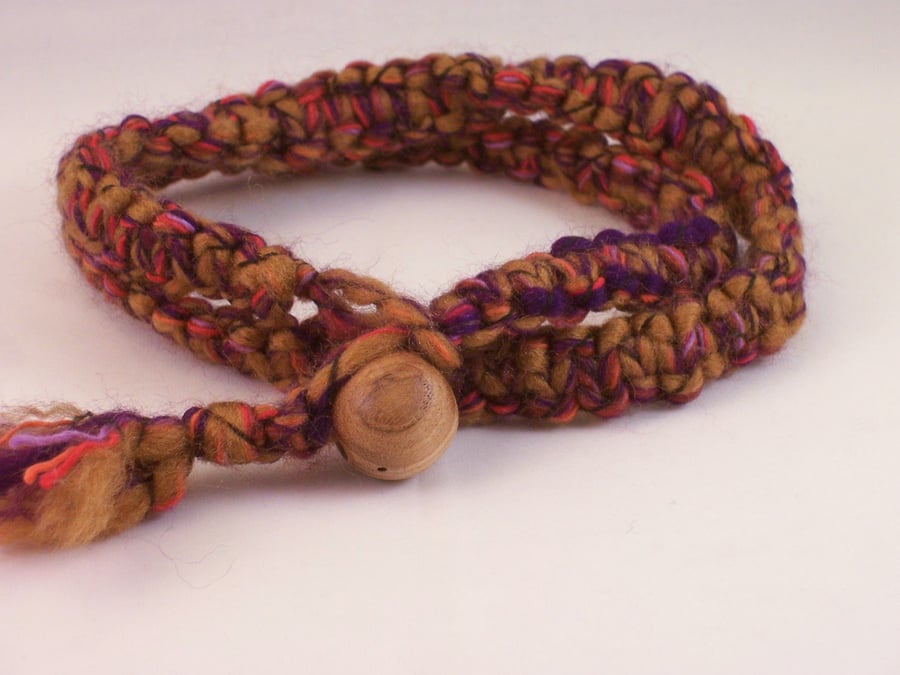 Macrame necklace with wood bead fastening - September