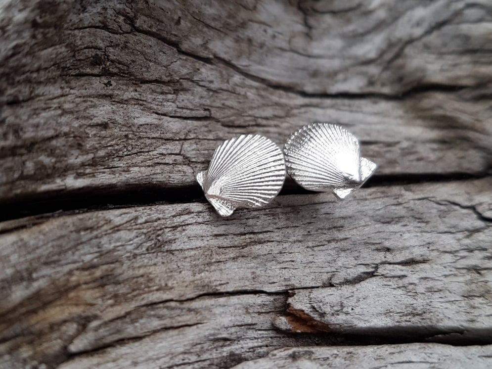 Scallop Stud Earrings medium